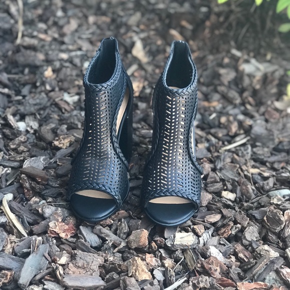 Black laser cutout booties w braided detail - Picture 2 of 7